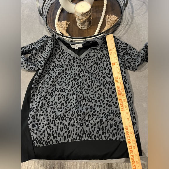 🔥Loft Hi/Lo V-Neck Leopard Print Sweater Size:S Color:Black and Gray - Picture 7 of 9